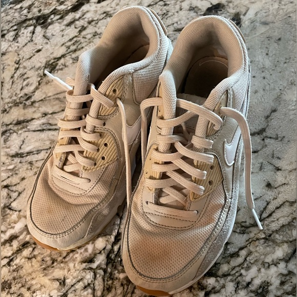 Womens 6.5 Airmax beige and white - Picture 3 of 6